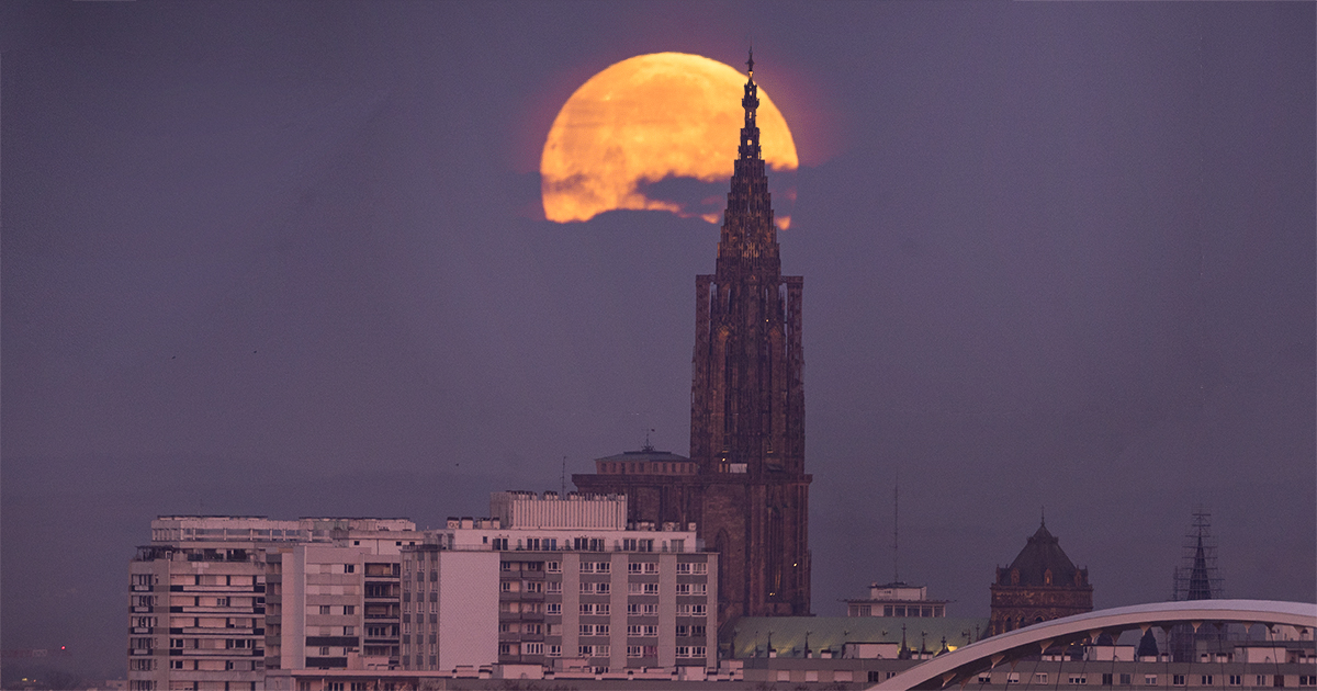 Il Photographie La Super Lune Et La Cathédrale De Strasbourg